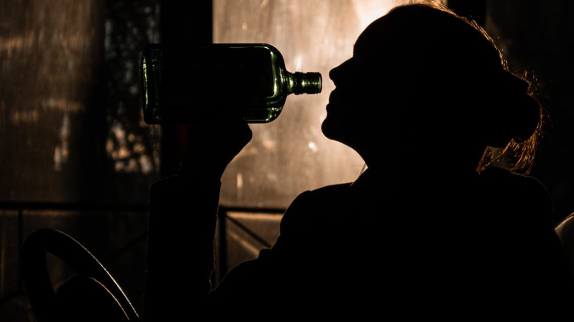 Imagen sobre un adicto al alcohol