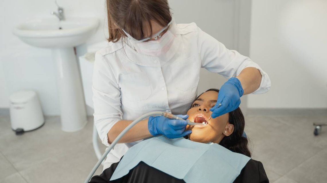 Dentista en Alicante practicando la odontologia biologica, una nueva tendencia muy efectiva que esta teniendo mucho exito en España y en el mundo entero