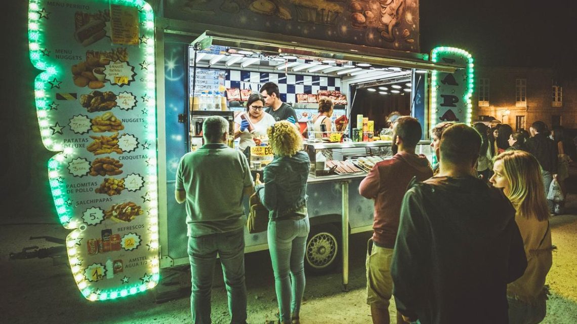 Fotografia de un Food Truck abierto al publico, por la noche y en el centro de Valencia