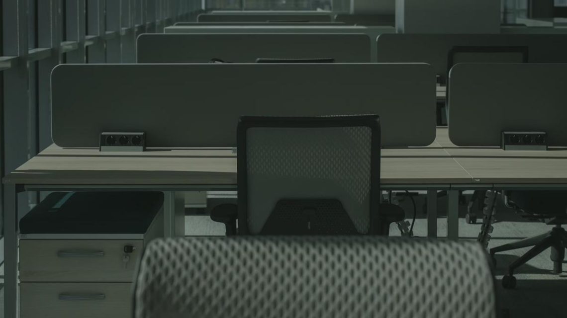Imagen de mobiliario de oficina moderno y funcional tras una jornada de trabajo en la que los empleados ya se han retirado de sus puestos de trabajo