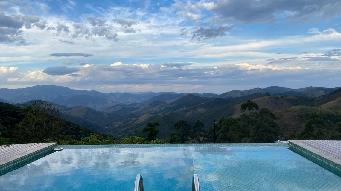 Bella vista tomasda desde un piscina de lujo en Madrid situada en un chalet en la montaña