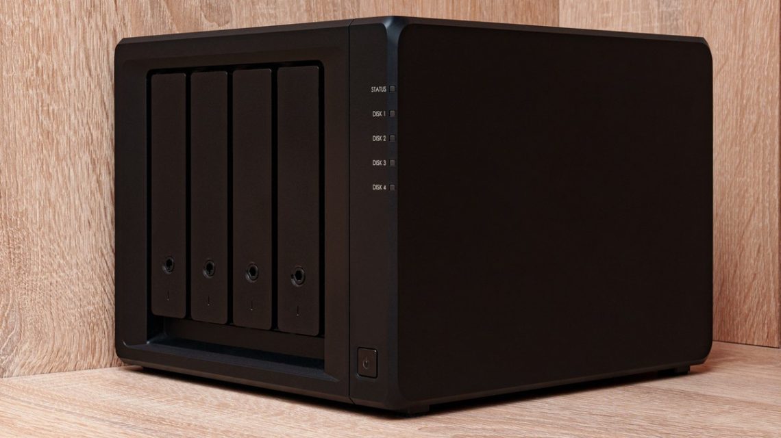 NAS server Network storage Device for backing up important information on a brown shelf | SOCIALetic Imagen de un NAS, sistemema en la nube privado, o Almacenamiento Conectado en Red que es un dispositivo de almacenamiento inteligente que se conecta directamente al router de tu casa o de tu oficina