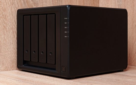 Imagen de un NAS, sistemema en la nube privado, o Almacenamiento Conectado en Red que es un dispositivo de almacenamiento inteligente que se conecta directamente al router de tu casa o de tu oficina