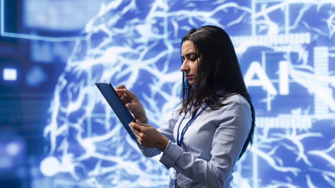 Empresaria utilizando una tableta mientras desarrolla algoritmos de inteligencia artificial (IA) y machine learning. | SOCIALetic Joven ahorrando tiempo y dinero con la automatizacion de procesos empresariales con Claude